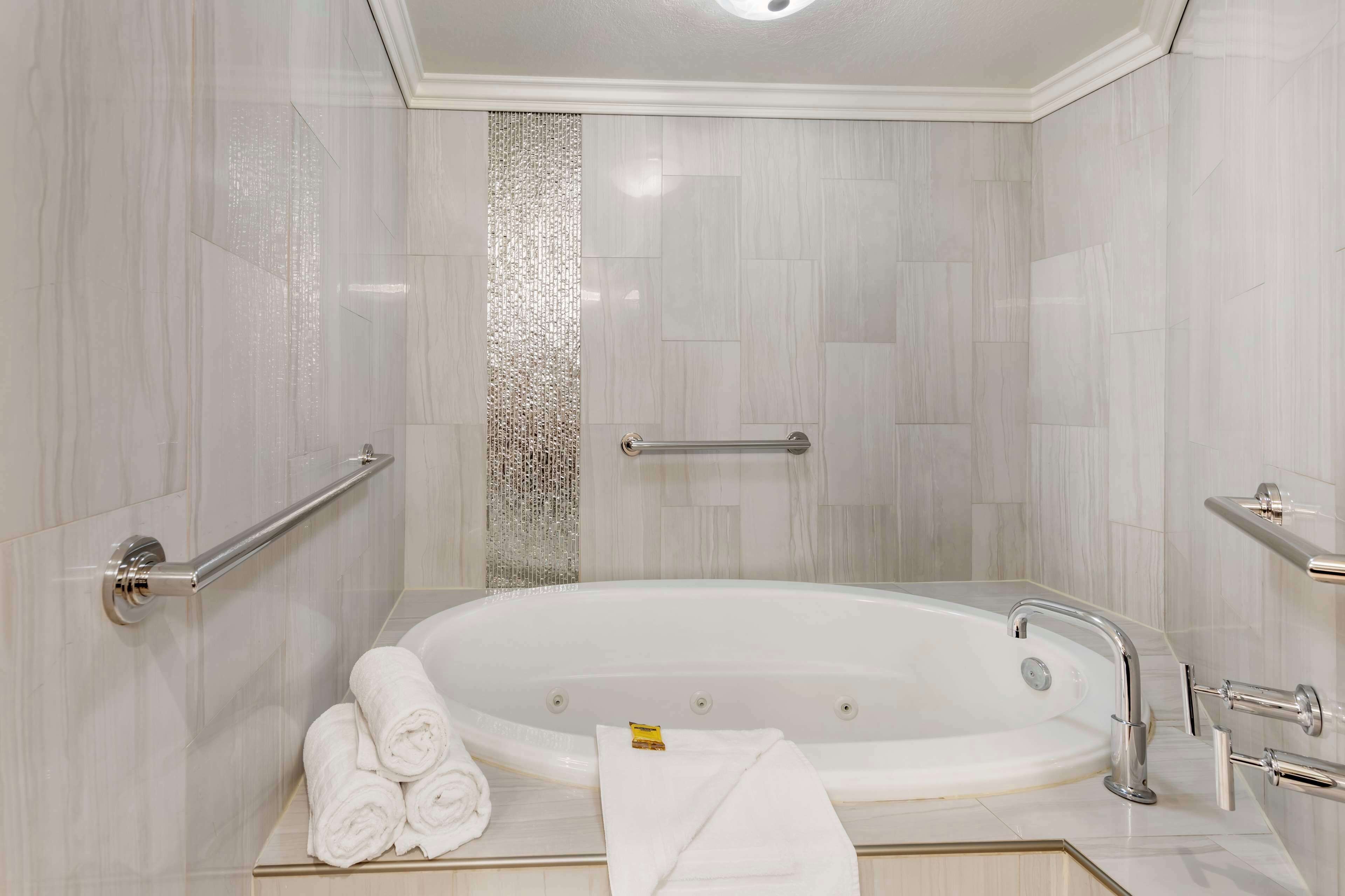 suite, 1 king bed, non smoking, jetted tub (with sofabed) | bathroom | deep-soaking bathtub, free toiletries, hair dryer, towels