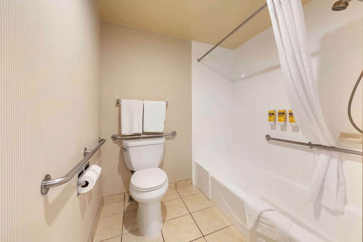 Tina profunda, amenidades de baño gratuitas, secadora de cabello