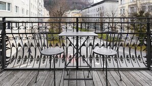 Large Room with Balcony | Terrasse/patio