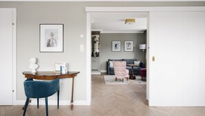 XL Room, Bathtub, Separate Living Room | Oppholdsområde