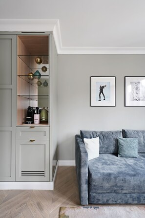 XL Room, Bathtub, Separate Living Room | Living area | 43-inch flat-screen TV with cable channels, TV, streaming services