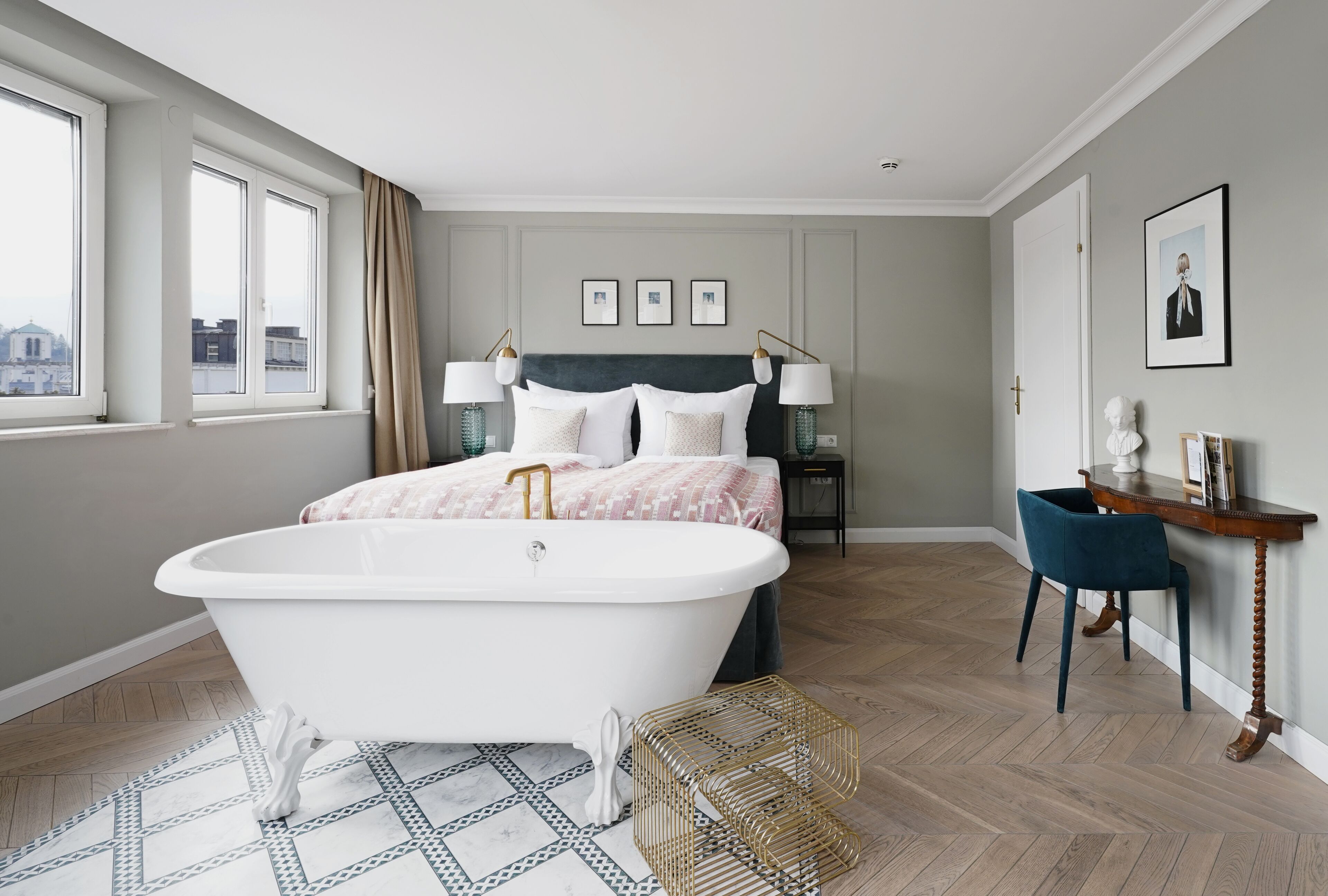 XL Room, Bathtub, Separate Living Room | 高級寢具、客房內保險箱、遮光布/窗簾、隔音