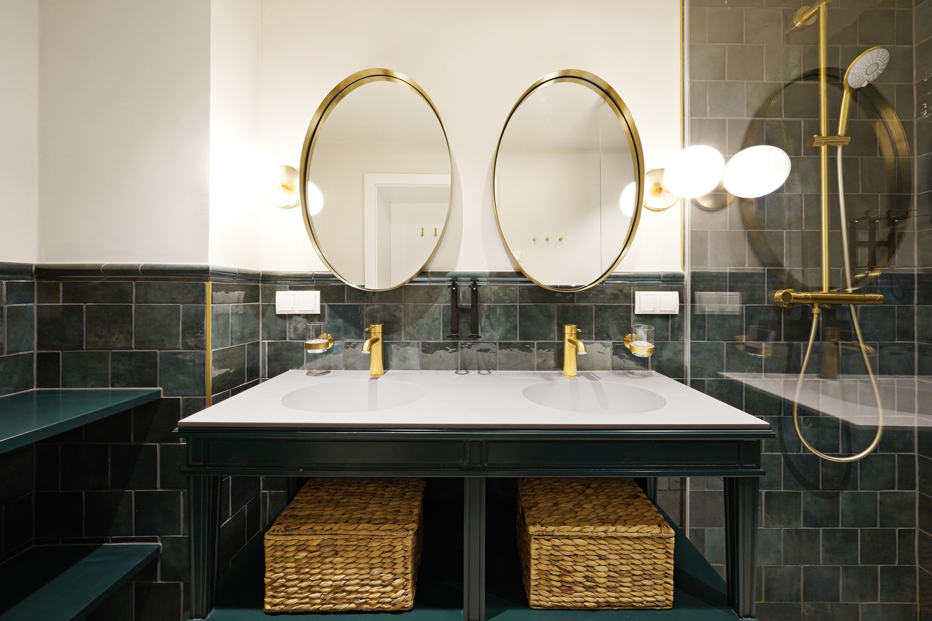 XL Room, Bathtub, Separate Living Room | Badezimmer