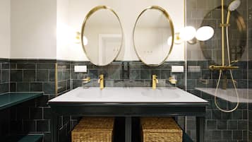 XL Room, Bathtub, Separate Living Room | Badezimmer