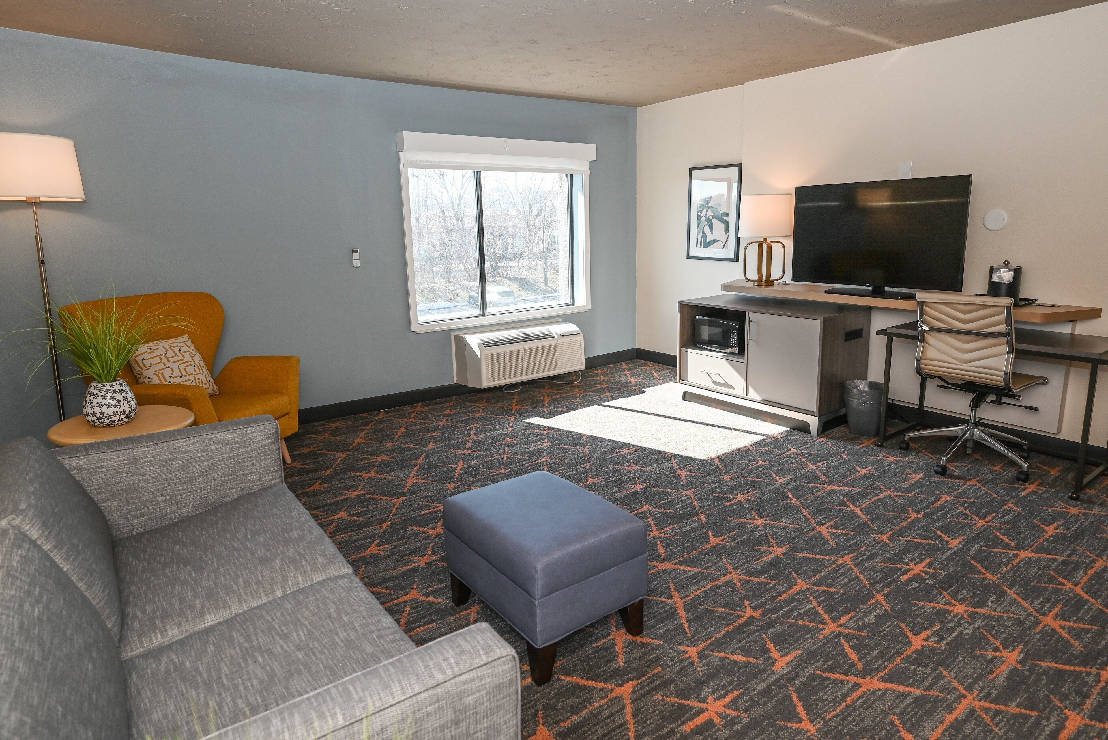 suite, 1 king bed (feature) | 1 bedroom, in-room safe, desk, laptop workspace