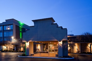 Exterior - Holiday Inn Cleveland-Mayfield by IHG (Mayfield)