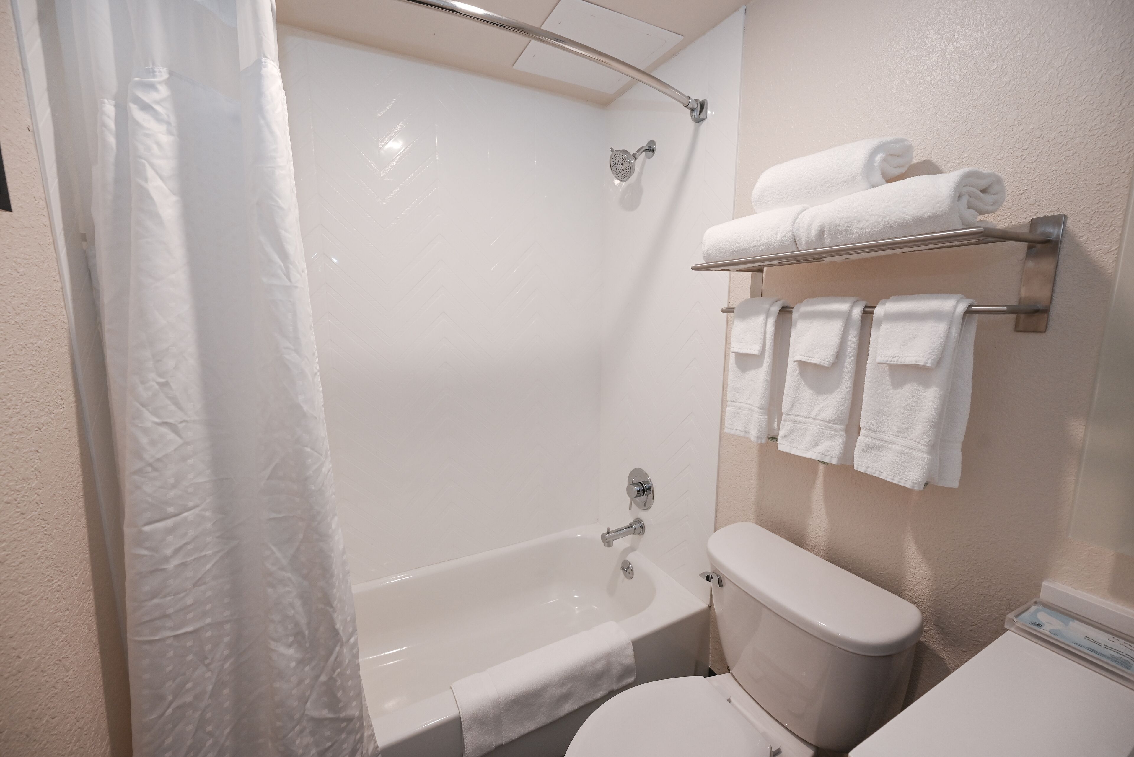 combined shower/bathtub, hair dryer, towels