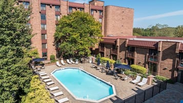 Alberca techada y alberca al aire libre