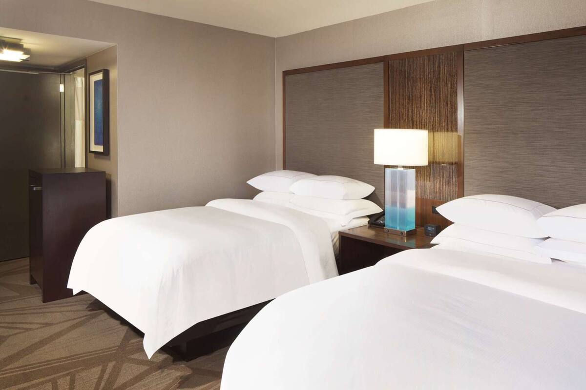 Roupas de cama premium, edredons de pluma, camas com colchões pillow-top