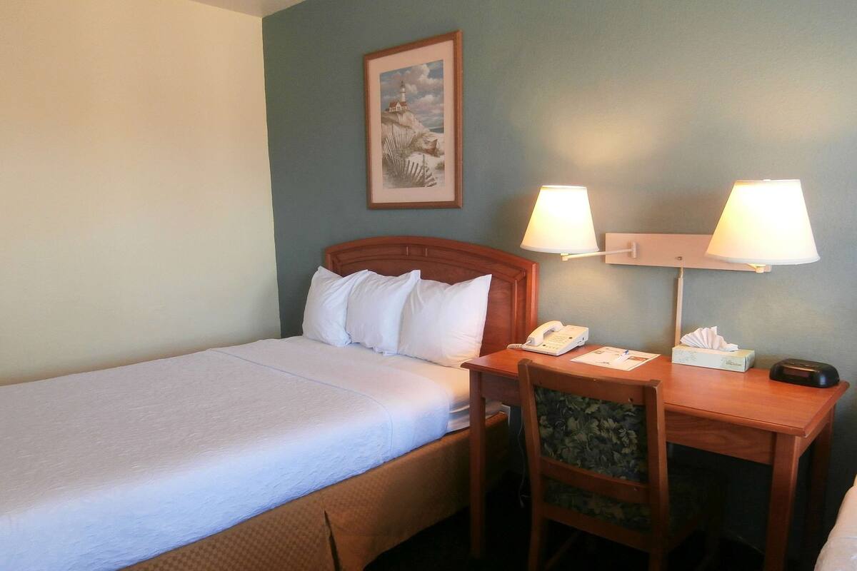 Escritorio, wifi gratis, despertador y ropa de cama 