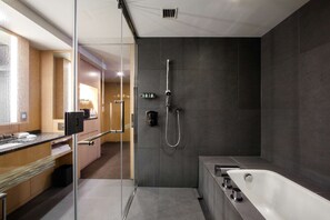 Combined shower/tub, rainfall showerhead, free toiletries, hair dryer