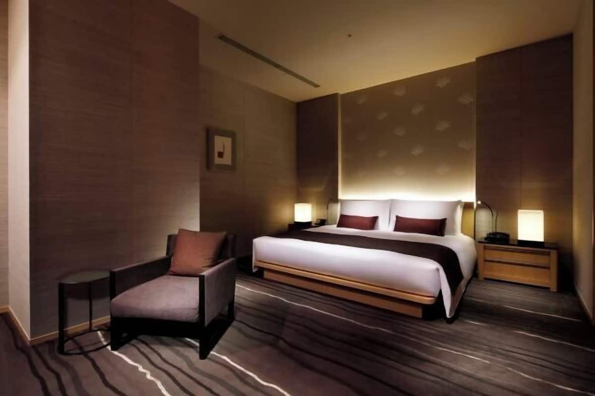 1 bedroom, down duvets, minibar, in-room safe