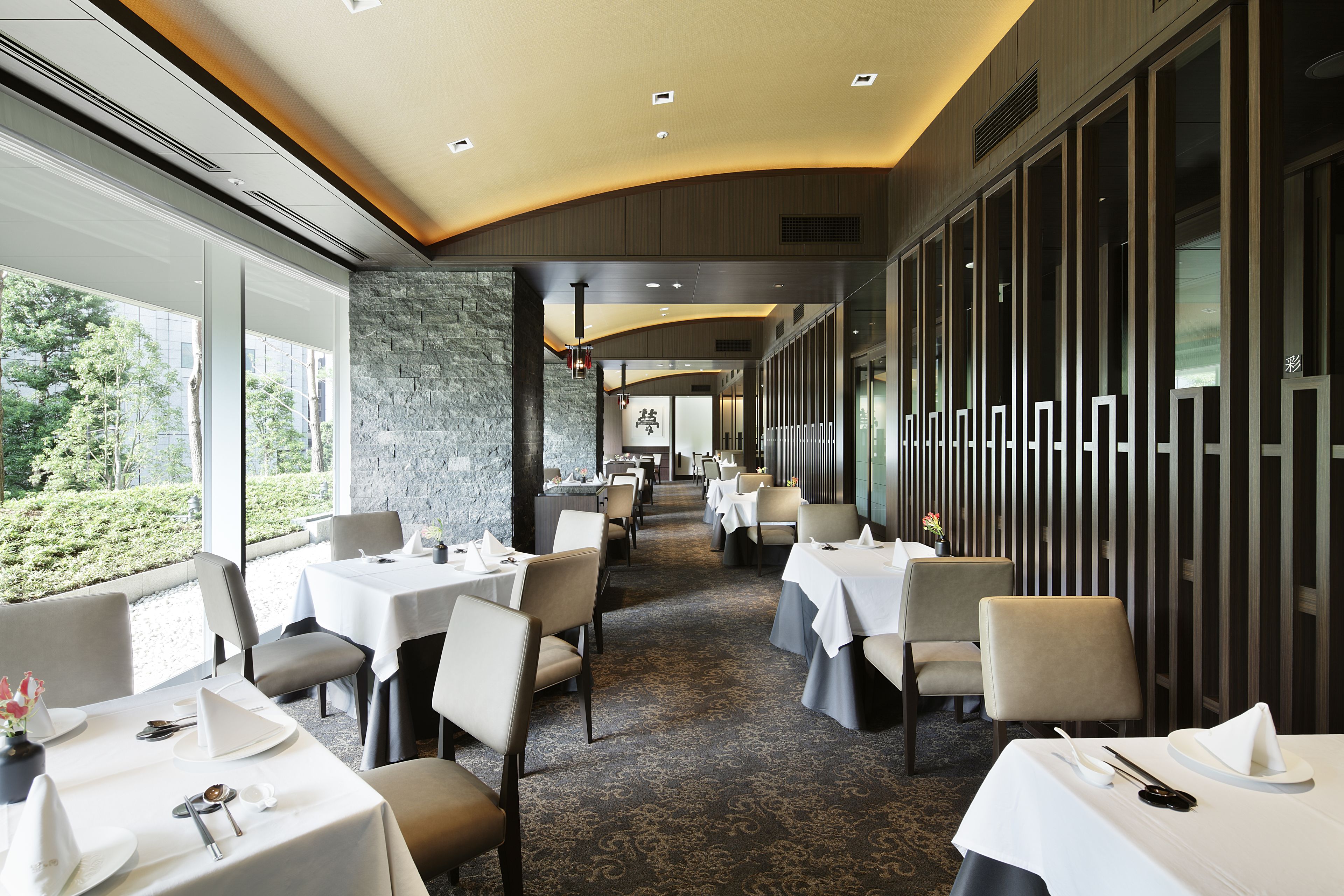 3 restaurants, breakfast, lunch, dinner served; international cuisine