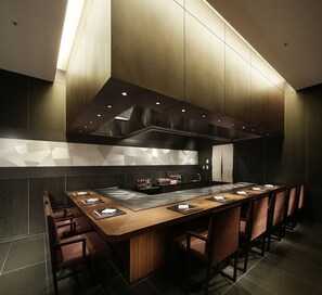 3 restaurants; breakfast, lunch, dinner, and brunch served