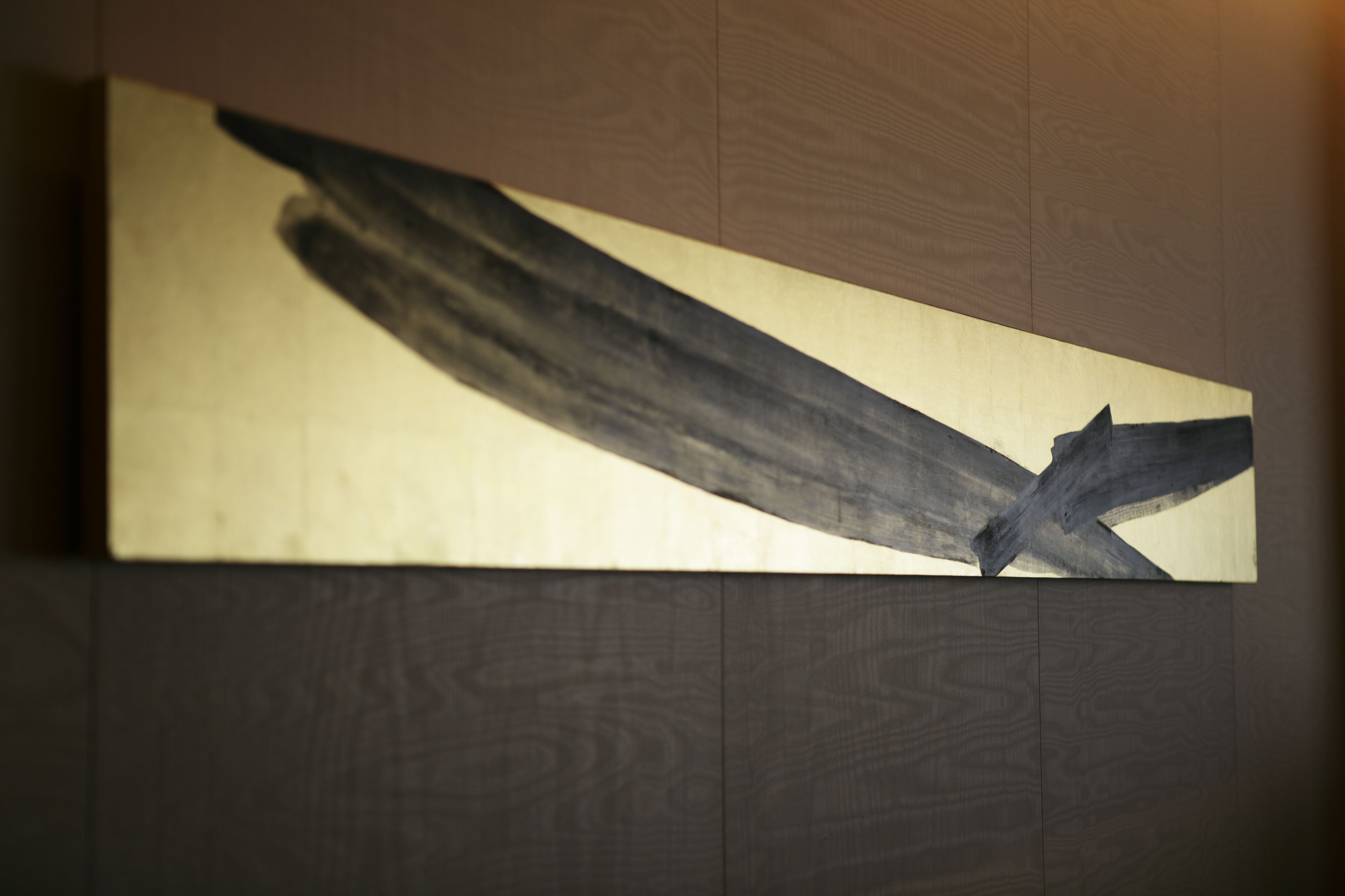 Un cuadro en la pared con fondo de panel de madera.