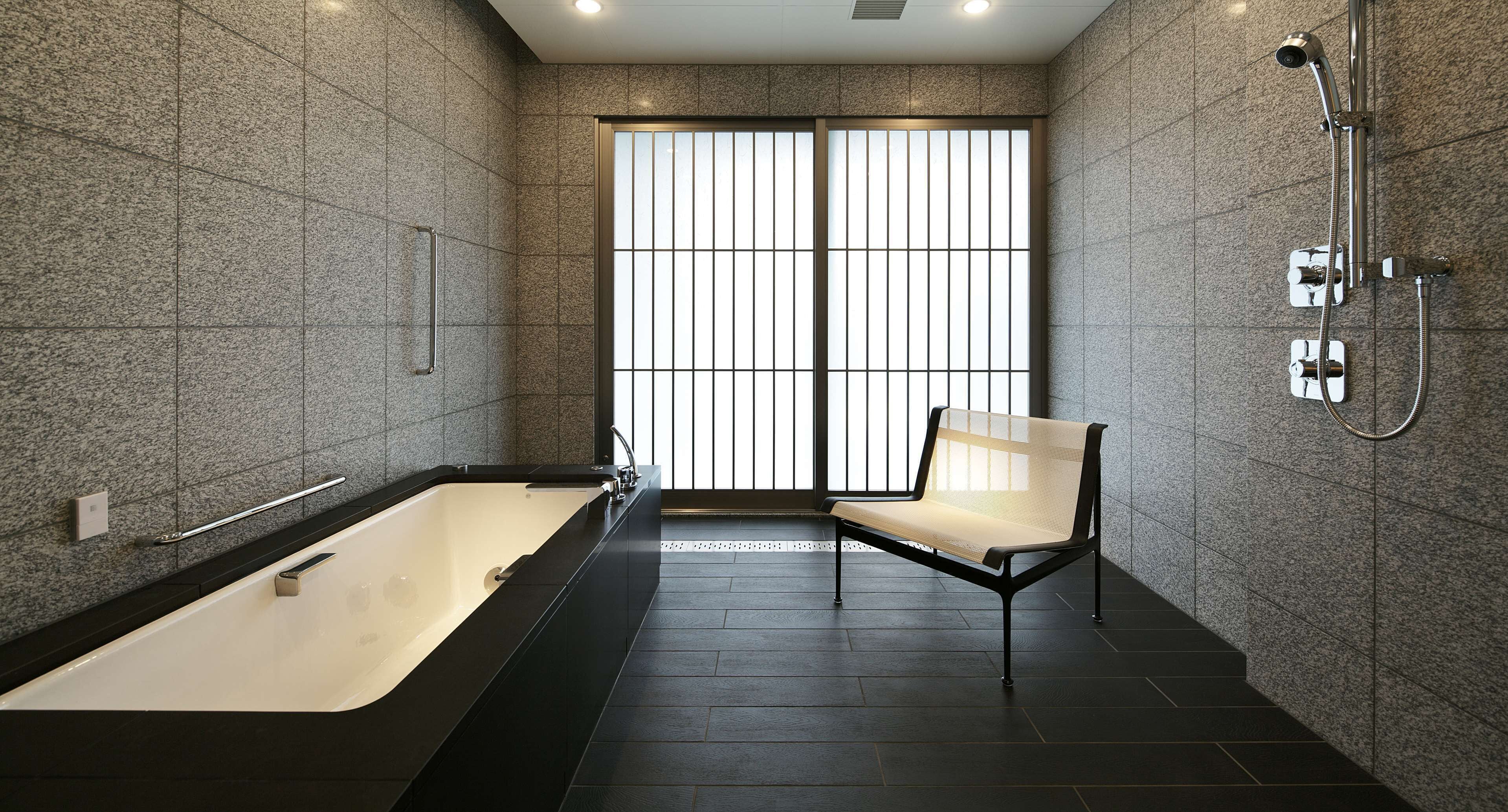 combined shower/bathtub, rainfall showerhead, free toiletries