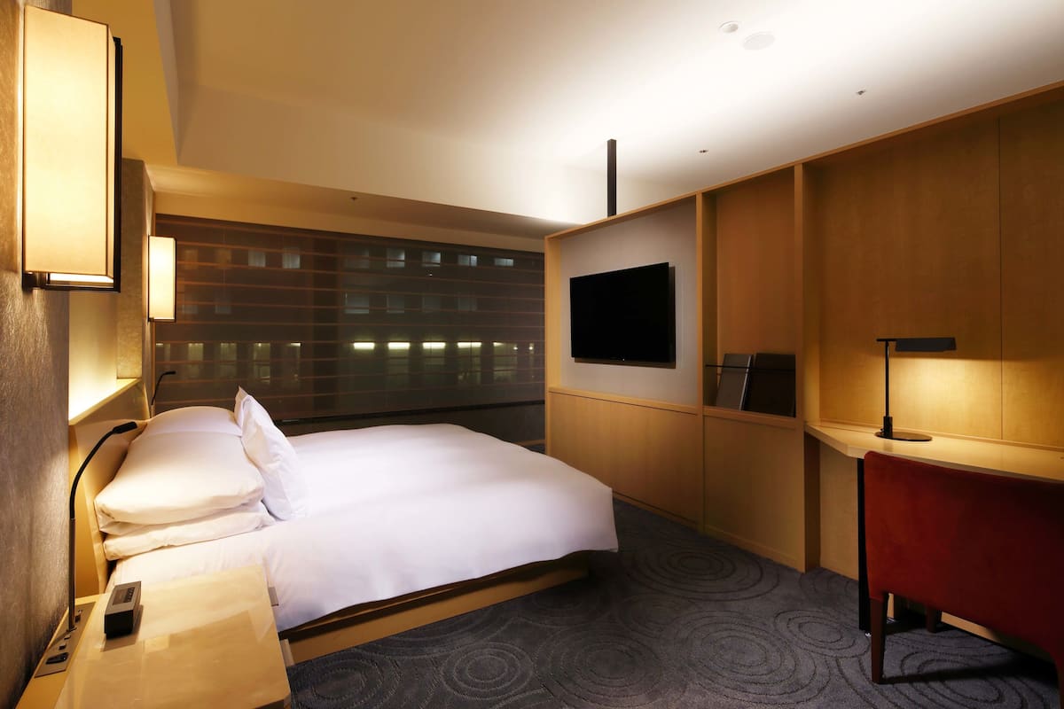 Junior Suite, Non Smoking (King,Breakfast & Club Lounge Access) | 1 bilik tidur, gebar bulu kapas, bar mini, peti besi dalam bilik