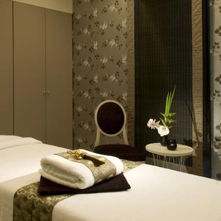 Couples treatment rooms, sauna, hot tub, body treatments