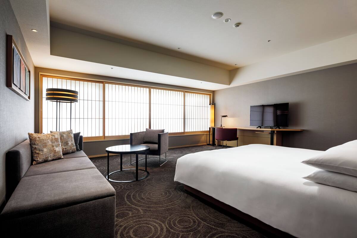 Premier King, Non Smoking | 1 bedroom, down comforters, minibar, in-room safe