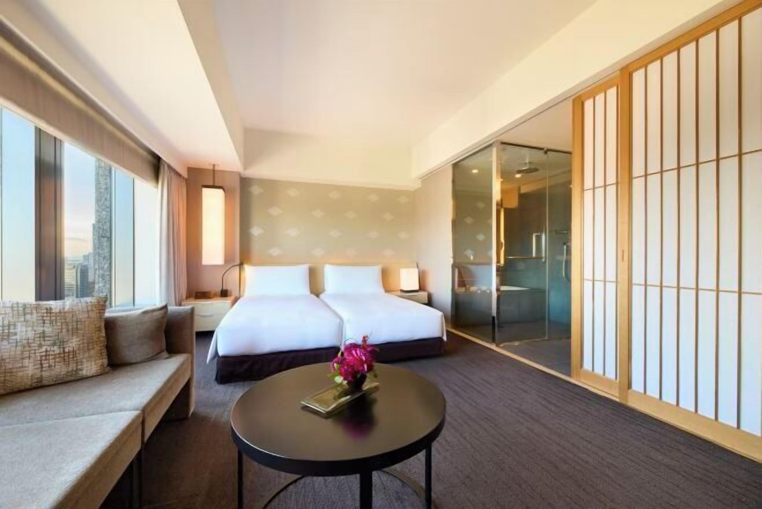 1 kamar tidur, selimut bulu angsa, minibar, dan brankas