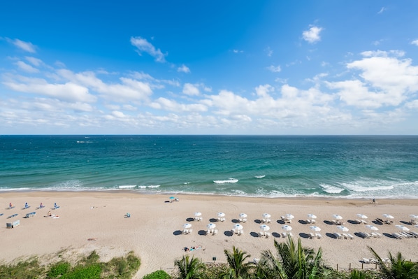 Vista para praia/oceano