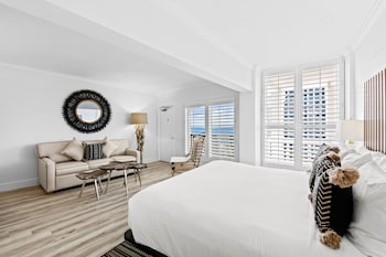 Junior Suite | Premium bedding, pillowtop beds, in-room safe, blackout drapes at Beachcomber Resort & Club