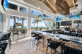 Beach bar at Beachcomber Resort & Club
