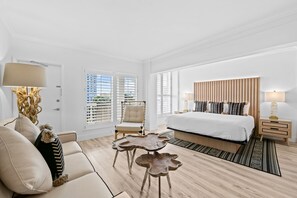 套房, 1 张特大床和 1 张沙发床, 泳池景观 | 高档床上用品、加厚床垫、客房内保险箱、遮光窗帘