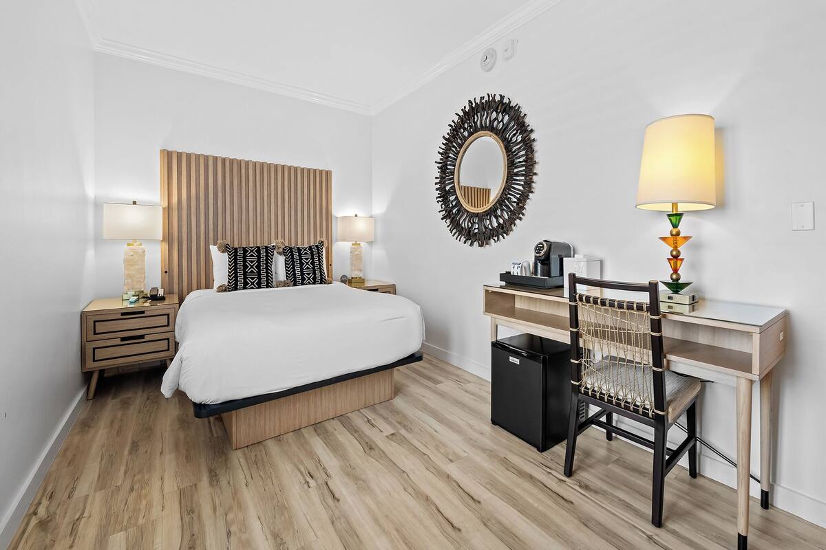 Essential Room 1 Queen bed- No Balcony | Premium bedding, pillowtop beds, in-room safe, desk