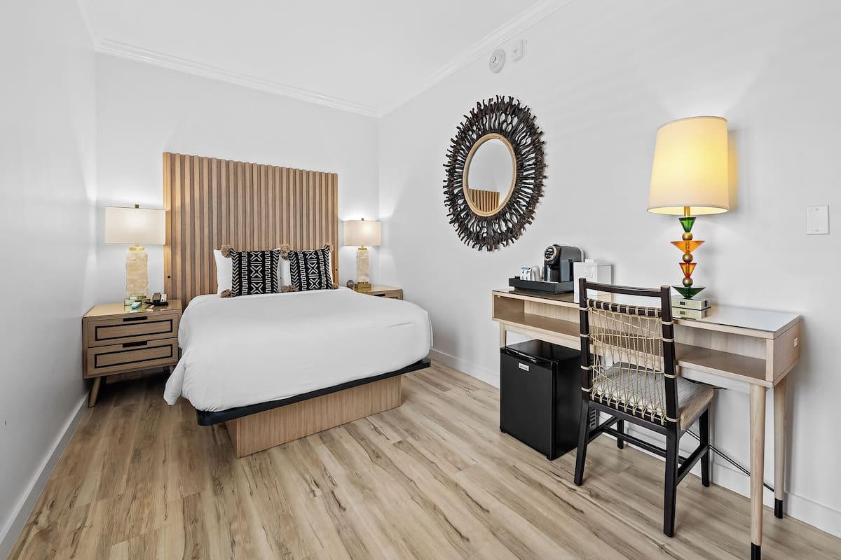 Essential Room 1 Queen bed- No Balcony | Premium bedding, pillowtop beds, in-room safe, desk