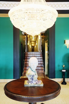 Hotel entrance and lobby at Cavalier Hotel South Beach