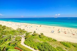 In Strandnähe, weißer Sandstrand, Strandtücher