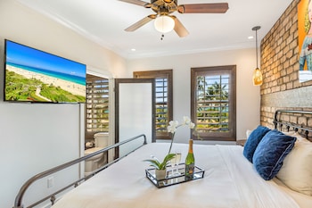 Egyptian cotton sheets, premium bedding, down comforters, in-room safe at Cavalier Hotel South Beach