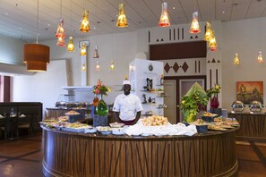 2 restaurantes; se sirven desayunos 