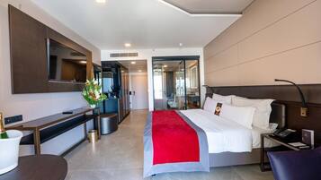 Deluxe-huone, 1 suuri parisänky (De luxe room with King bed) | 1 makuuhuone, ylelliset vuodevaatteet, minibaari, tallelokero huoneessa