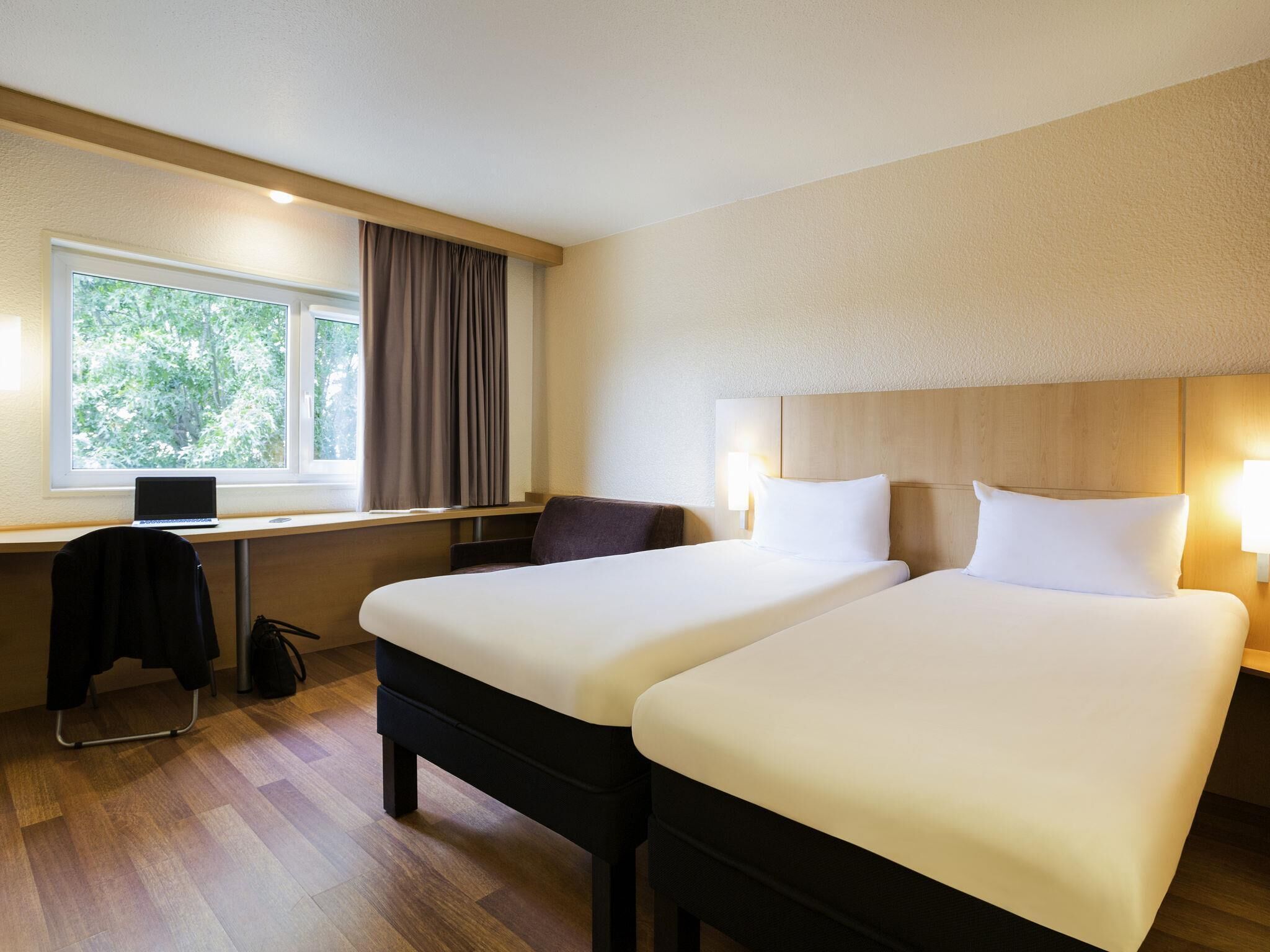 Standardzimmer, 2 Einzelbetten | Zimmersafe, Schreibtisch, Verdunkelungsvorhänge, schallisolierte Zimmer