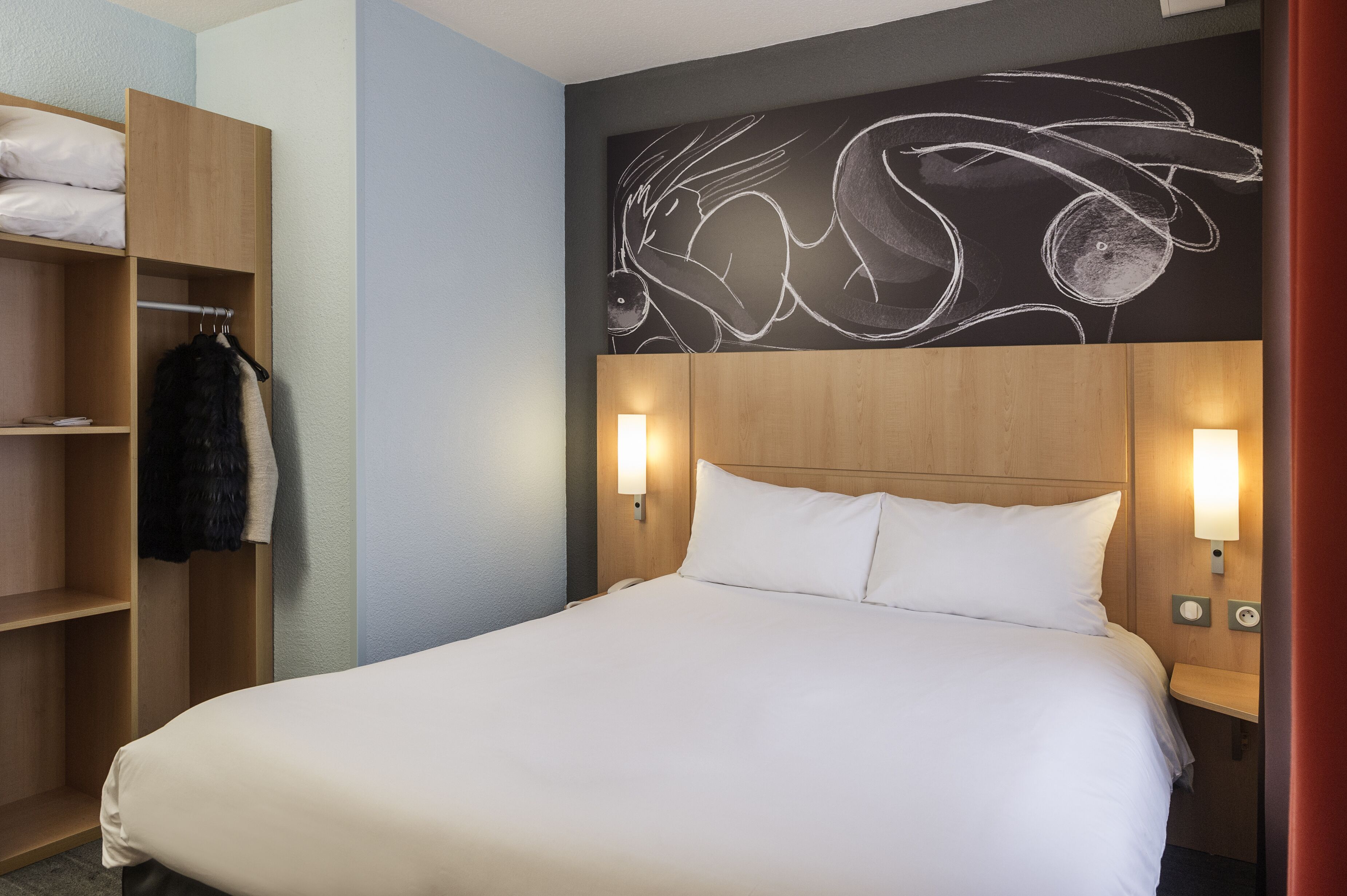 standard room, 1 double bed | in-room safe, desk, blackout curtains, soundproofing