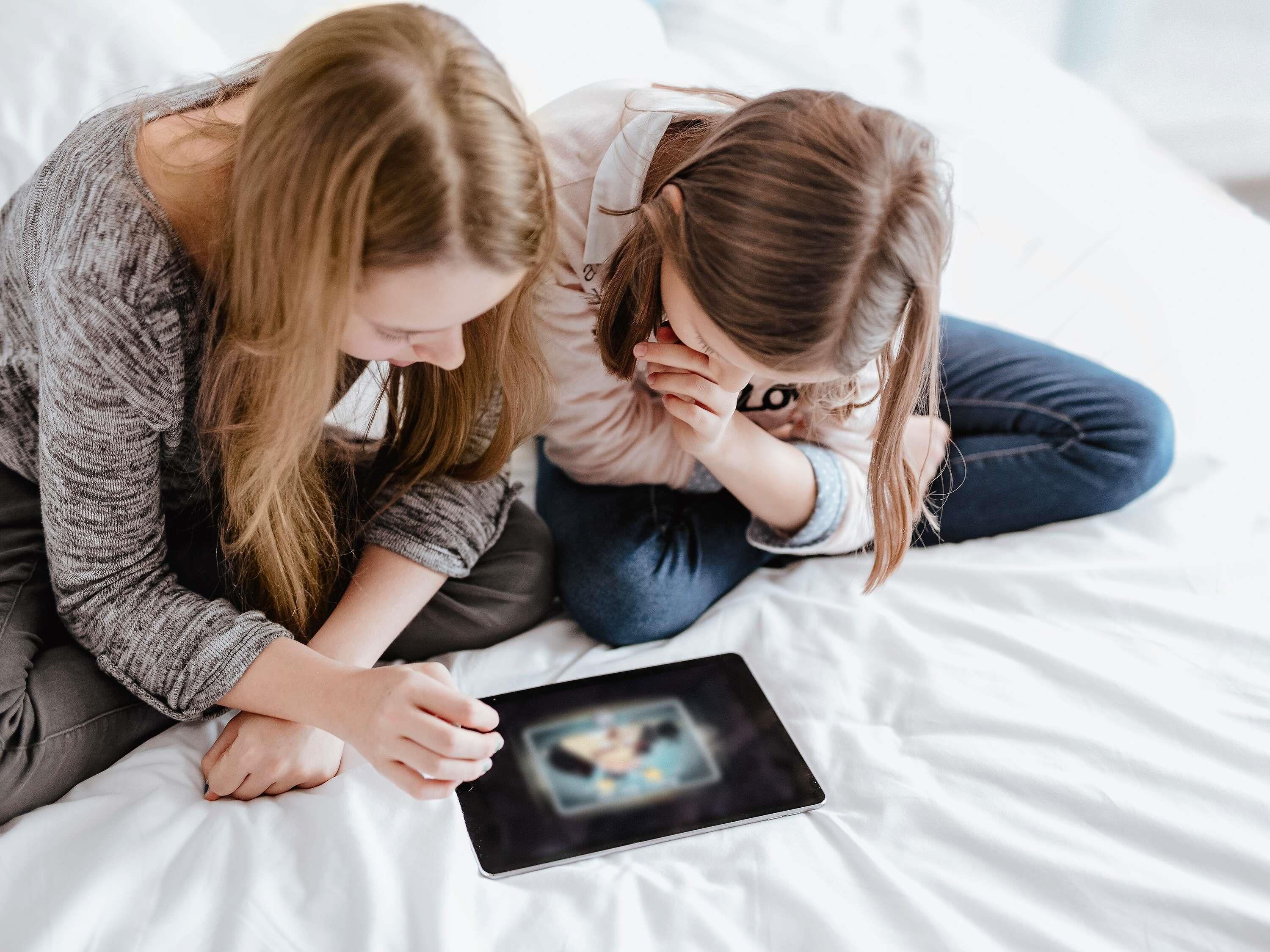 standard room, 2 single beds | in-room safe, desk, blackout curtains, soundproofing