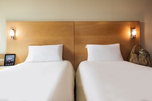 Standard Room, 2 Single Beds | 1 bedroom, in-room safe, desk, blackout curtains
