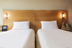Chambre Standard, 2 lits une place | Coffres-forts dans les chambres, bureau, rideaux occultants