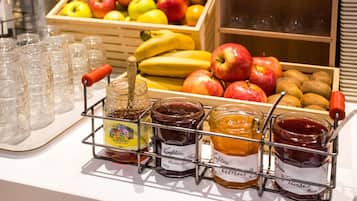 Desayuno buffet diario (EUR 13.9 por persona)