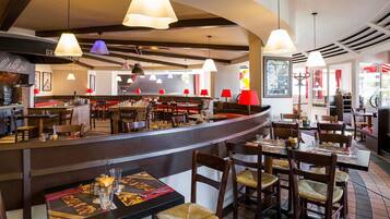 Déjeuner et dîner servis sur place