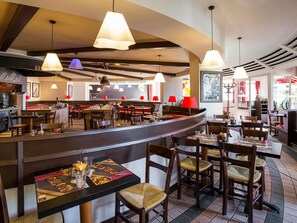 Lunch and dinner served - ibis Bordeaux Lac (Bordeaux)