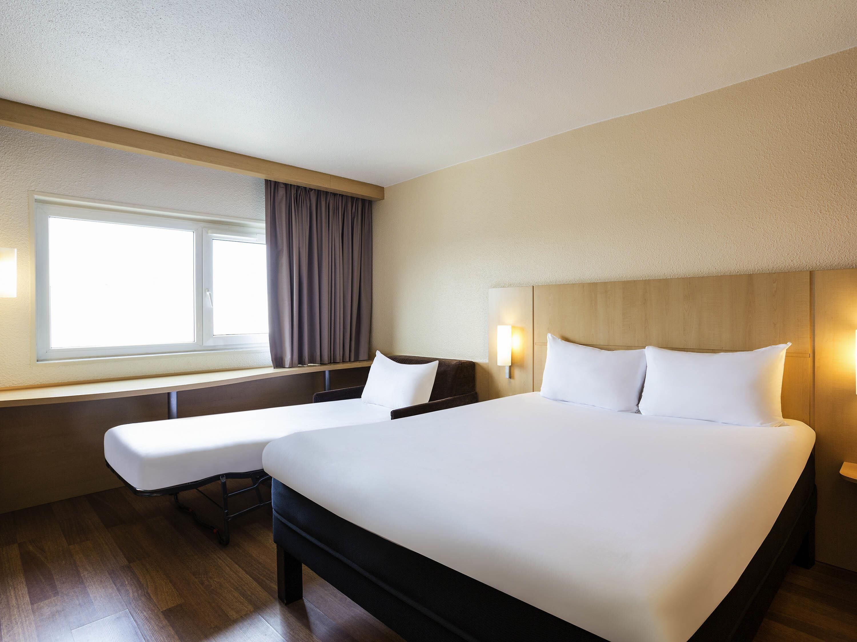 Kamar Standar, 1 Tempat Tidur Double dengan tempat tidur Sofa (1 place) | Brankas, meja kerja, tirai kedap cahaya, dan kedap suara