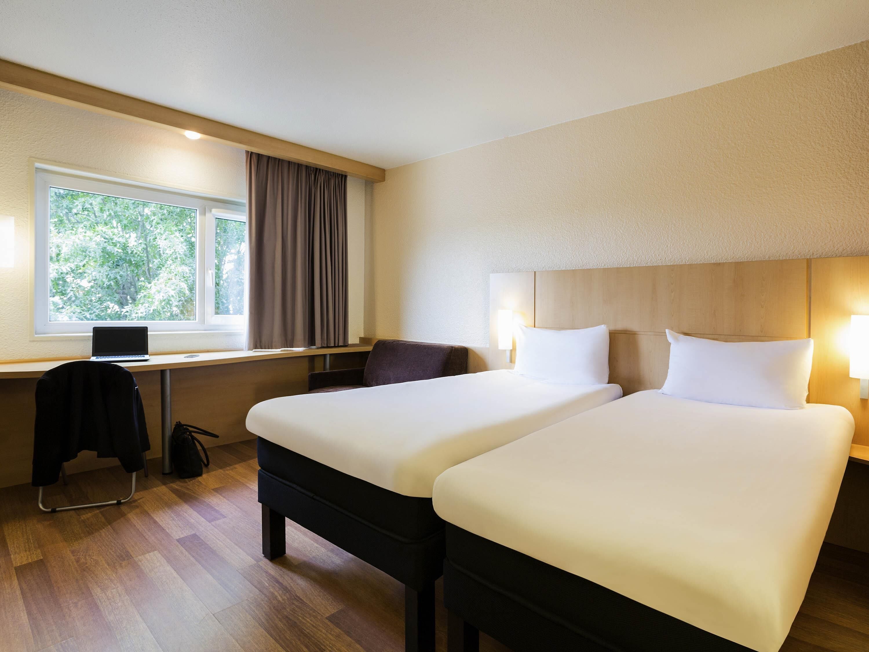 Standard Room, 2 Single Beds | In-room safe, desk, blackout curtains, soundproofing