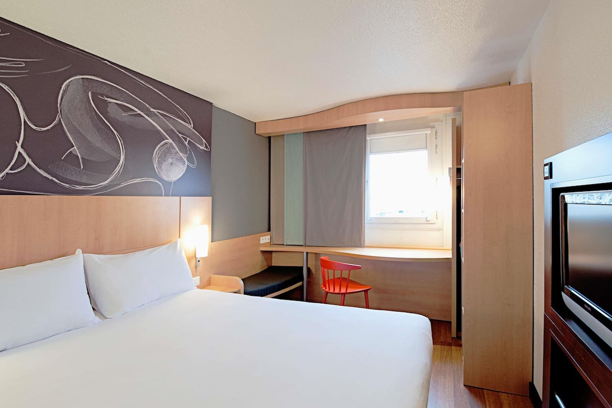 Standard Room, Multiple Beds (1 lit double et 2 lits simple) | In-room safe, desk, blackout drapes, soundproofing