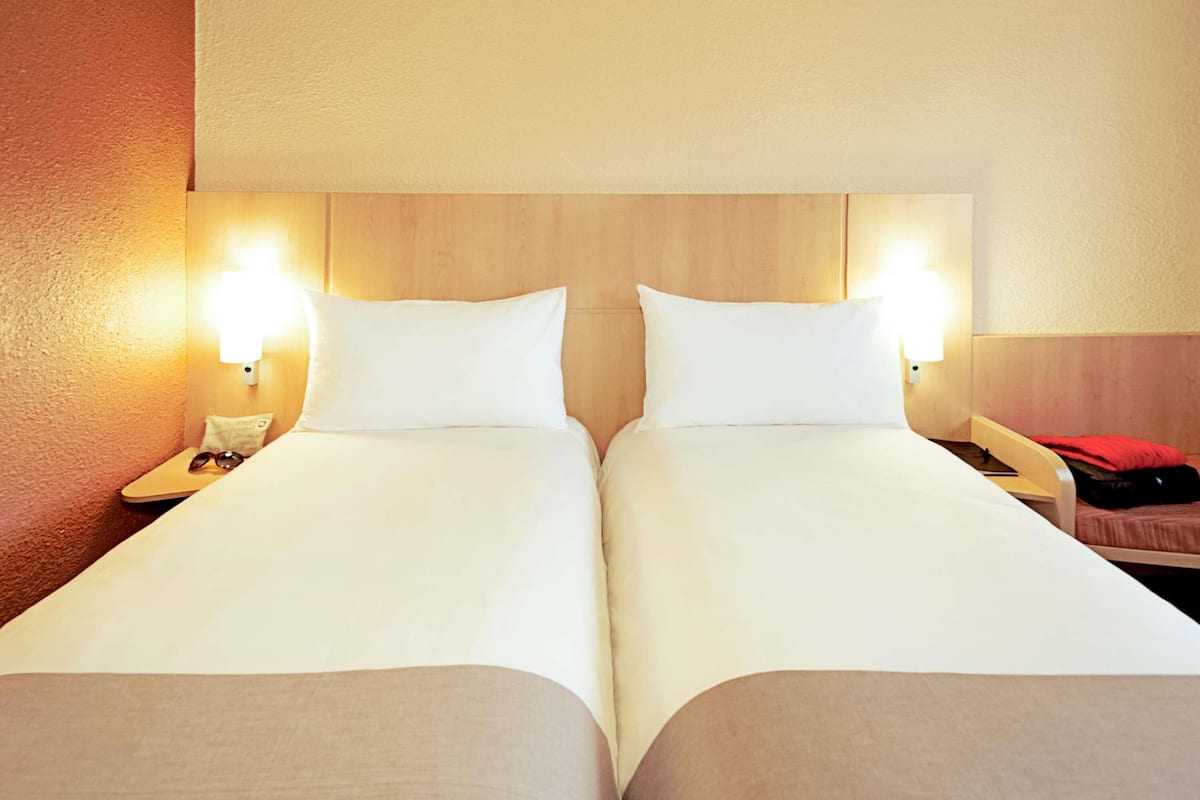 Standard Room, 2 Twin Beds | In-room safe, desk, blackout drapes, soundproofing