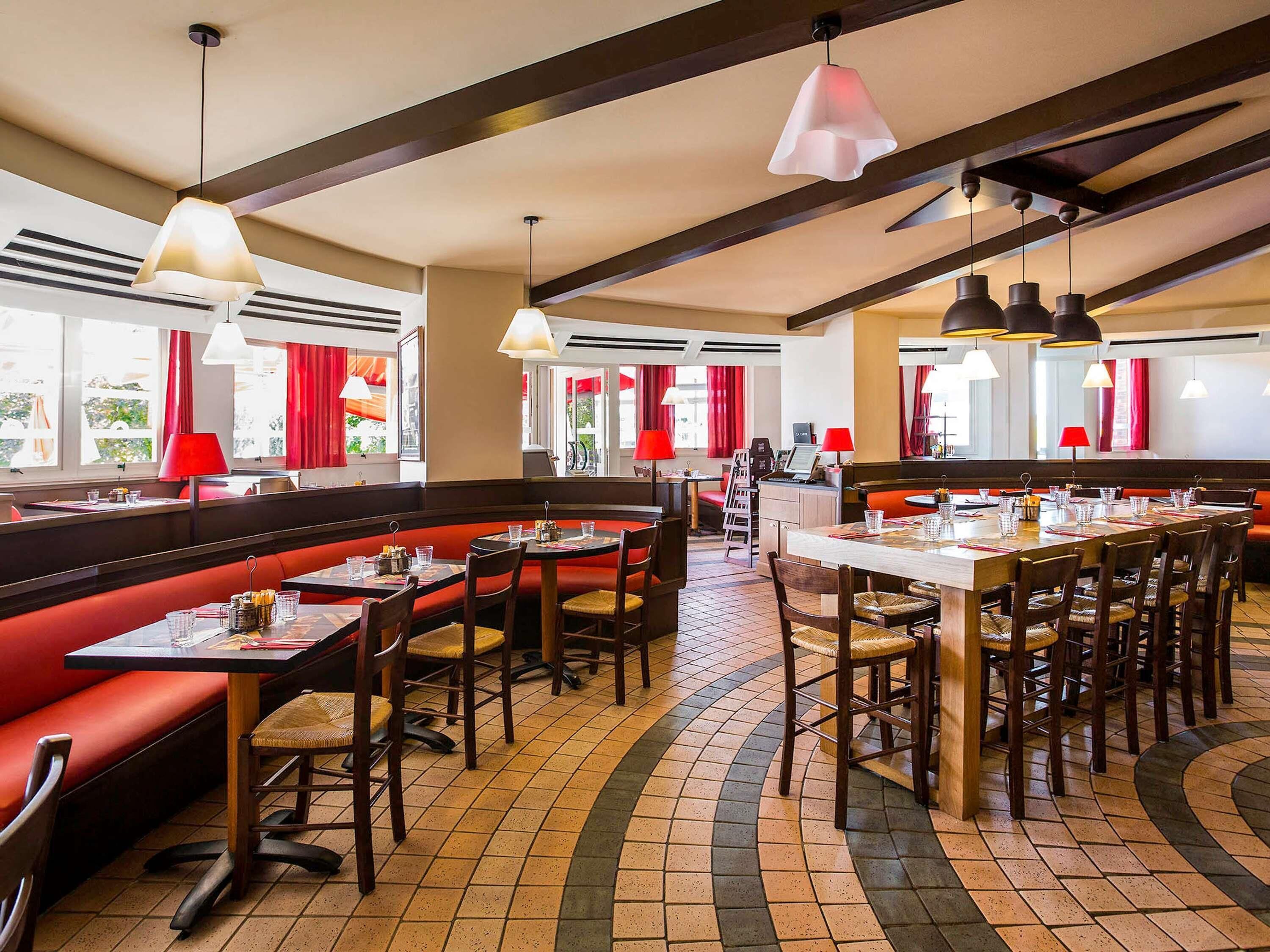 Déjeuner et dîner servis sur place, spécialités Cuisine internationale