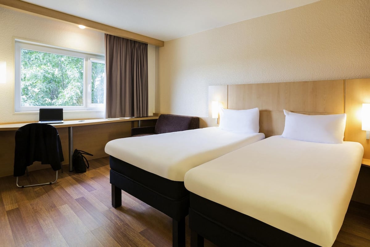 Standard Room, 2 Twin Beds | In-room safe, desk, blackout drapes, soundproofing