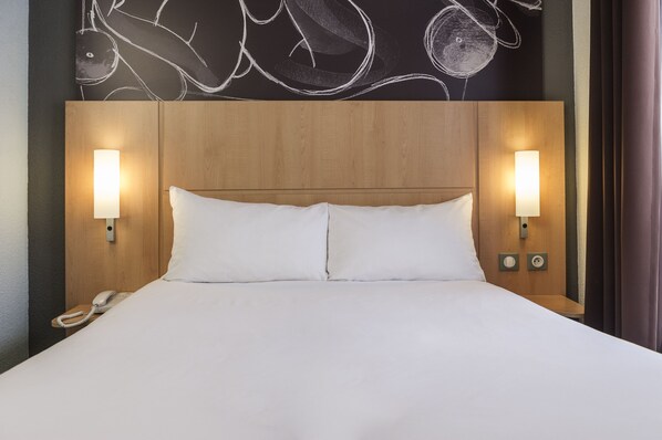 Chambre Standard, plusieurs lits (1 lit double et 2 lits simple) | Coffres-forts dans les chambres, bureau, rideaux occultants